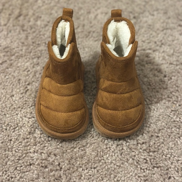 Old Navy Toddler Cozy Brown Boots | Size 5 - Picture 2 of 4